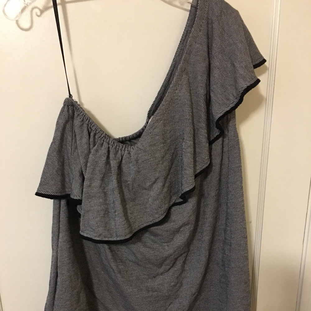 One shoulder top